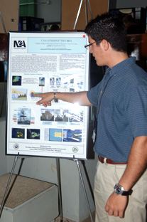 Gianni A. Pablos muestra el afiche de su investigación en el NEA Science Day.
