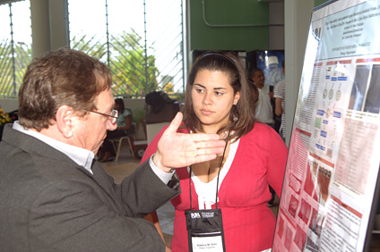 El doctor Juan López Garriga, del Departamento de Química del RUM, conversa con la estudiante Kristina M. Soto sobre su proyecto.