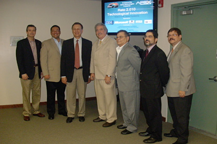 Desde la izquierda: Luis E. Gautier Lloveras, de El Nuevo Día; Carlos Mercado y Mario P. Vecchi, de APEX Technologies; doctor Benjamín Colucci, decano interino de Ingeniería; profesor Héctor Bravo Vick, decano interino de Administración de Empresas; y los doctores José A. Cruz y José M. Romaguera, directores del Centro de Innovación Tecnológica y el Centro de Negocios, respectivamente, durante el lanzamiento del reto.