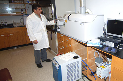 El doctor Félix Román muestra parte del equipo que se utiliza para la investigación.