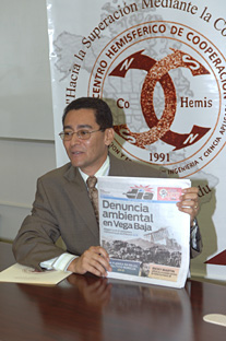 El doctor Fernando Gilbes, director de CoHemis, muestra la portada de un rotativo que reseñó recientemente el problema de los vertederos.