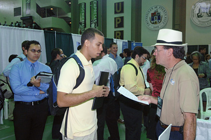 Cientos de estudiantes colegiales se dieron cita en el Coliseo durante la ya esperada Feria de Empleo.