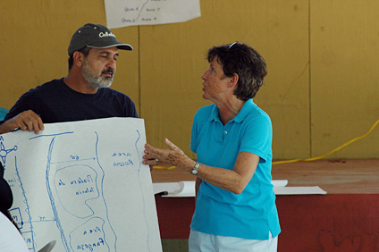 La doctora Gillian Cambers, a la izquierda, quien ofreció uno de los talleres, dialoga con un participante.