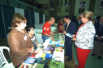 De izquierda a derecha, de pie, María Luisa Lázzaro, representante de La Escarcha Azul; Santiago Risso, el alcalde de Mayagüez y la doctora Vega.