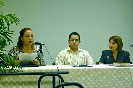 Uno de los paneles discutió la obra de la escritora Miriam González, a la derecha. Desde la izquierda, dos de los deponentes, los profesores Rebecca Carrero y Ricardo Cintrón. (Foto suministrada)