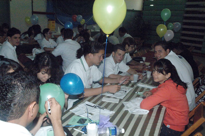 Los estudiantes de diversas escuelas del área oeste de Puerto Rico participaron en el Día de globos que celebró el RUM.