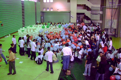 Los participantes hacen una demostración con los globos sobre el tema Nanofiltro para el ambiente. (Foto suministrada)