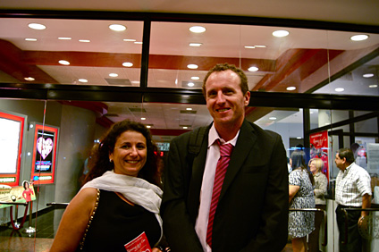 Los organizadores del Festival, Isabelle Lambert, presidenta del Tournées Festival, y Cyril Anis, director de la Alianza Francesa.