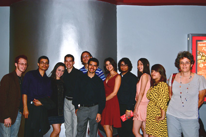 Los representantes colegiales junto a la doctora Mary Leonard (a la derecha) quien coordina el Certificado en Cine del RUM.