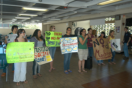 El Centro de Estudiantes fue uno de los lugares en el que las integrantes de Mujeres Siempre Vivas realizaron una manifestación en repudio a la violencia doméstica.