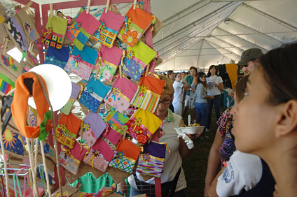 La Feria agrupa a una gran cantidad de artesanos, cuyas creaciones incluyen ropa, accesorios, bisutería, dulces típicos, jabones, velas aromáticas y pinturas, entre otros.