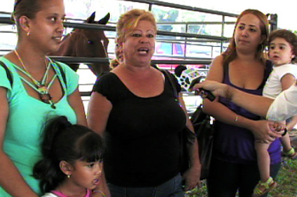 Uno de los distintivos de la actividad es que sirve como punto de encuentro para muchas familias puertorriqueñas. En la foto, Miriam Mercado (al centro) en compañía de sus hijas y nietas. (Foto tomada del video reportaje de la fotoperiodista Graciela Muñiz/Circuito Cerrado)