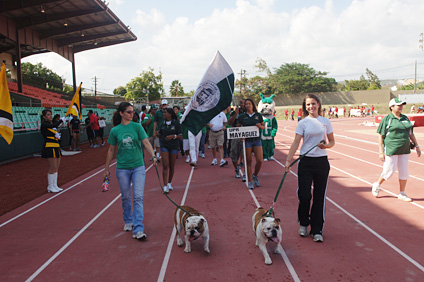 Las mascotas del RUM encabezaron el tradicional desfile de apertura de las Justas.