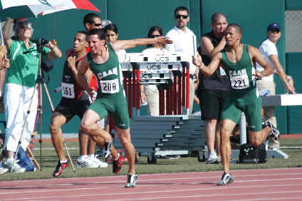 Los atletas colegiales Joseph Figueroa Jiménez, a la izquierda , y Jason O. París Castro, formaron parte de una de las carreras de relevo en las Justas.