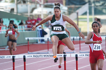 En representación de las Janes del atletismo, Michelle Garmos Rodríguez fue captada en esta imagen saltando una de las vallas.