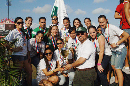 Las integrantes del equipo de baloncesto femenino del RUM se coronaron como subcampeonas. Las acompaña el rector interino, doctor Jorge Rivera Santos.