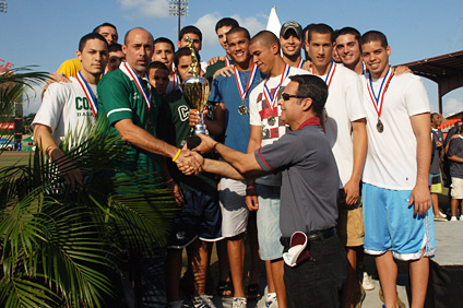 Los Tarzanes del baloncesto, junto a sus entrenadores, también resultaron subcampeones.