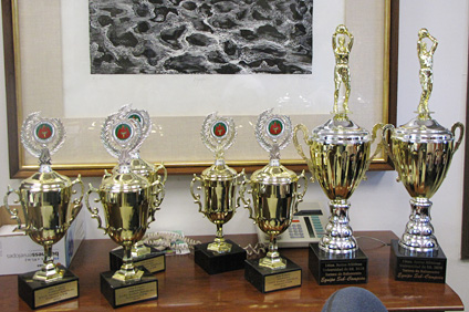 Los trofeos que obtuvieron los colegiales en las Justas de la UPR fueron exhibidos hoy en la Oficina del Rector.