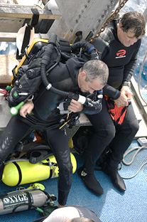 Dos de los expertos en buceo profundo se preparan para la expedición.
