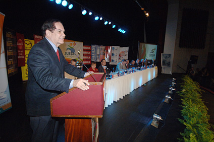 El comisionado de la LAI, José Enrique Arrarás, durante la conferencia de prensa que tuvo lugar en el Centro Cultural de Mayagüez.