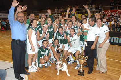 Las Juanas de baloncesto revalidaron en el campeonato al dominar a las Jerezanas de la IUPI 77-60.