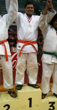 Justin Román ganó oro en la categoría de más de 100 kilos en Judo.