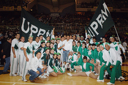El equipo de porrismo y los Millennium RUM Dancers del Colegio durante su participación en las Justas de la LAI 2009.