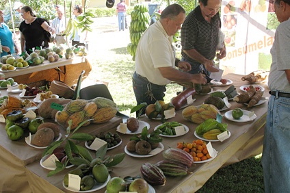 Los asistentes aprendieron sobre la importancia de consumir alimentos frescos producidos por nuestros agricultores.
