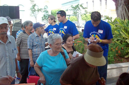 Varios integrantes del grupo toman los datos a los participantes en la Feria de Salud.