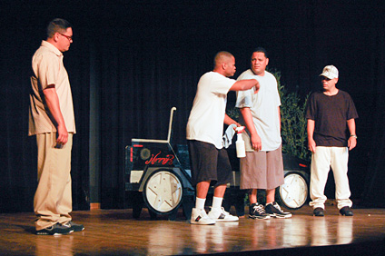 Miembros del grupo teatral Tú decides, mientras interpretaban una escena de delincuencia juvenil.