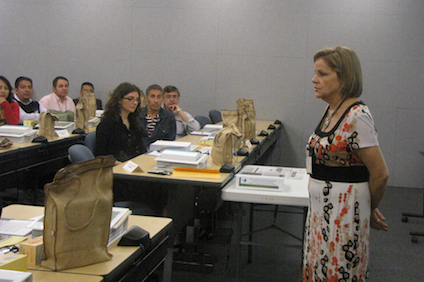 La doctora Edna Negrón, codirector del Instituto les da la bienvenida a los participantes.