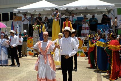 Los estudiantes de las escuelas realizaron bailables con vistosas vestimentas alusivas a los 31 países que participarán en los Juegos Centroamericanos.