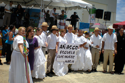 Los estudiantes de la Escuela Superior Luis Muñoz Marín, de Añasco representaron a su país Puerto Rico durante la simpática actividad.
