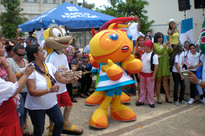 Las mascotas de Mayagüez 2010 también dijeron presente e hicieron las delicias de los chicos y los adultos que se encontraban en la escuela vocacional de Mayagüez.