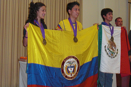 Los estudiantes Verónica Salazar y Carlos Sánchez, de Colombia, y Diego Roque, de México, ganaron medallas de oro en la XII Olimpiada de Centroamérica y del Caribe.