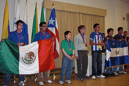 Las medallas de plata fueron a parar a manos de siete estudiantes, entre estos Jack Feng, quien formó parte de la delegación boricua.