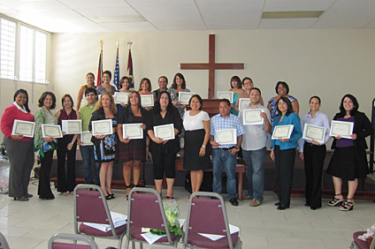 Graduandos muestran sus diplomas del Colegio junto con miembros de la facultad de la Academia.