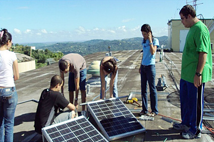 Los estudiantes han instalado paneles solares que permiten que los radares puedan operar desconectados de la red eléctrica.