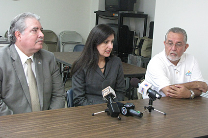 La doctora Sandra Cruz Pol (en el centro) explica a los medios el proyecto de los radares. A la izquierda, el doctor Benjamín Colucci, decano de Ingeniería, y a su derecha, el profesor Héctor Figueroa, director técnico Centro 2010.