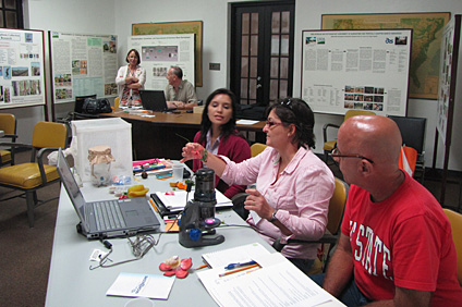 Las agrónomas y educadoras agrícolas, Migdalia Tosado y Ana L. González Cabán, participaron del mini instituto para maestros que coordinó el CRUISE.