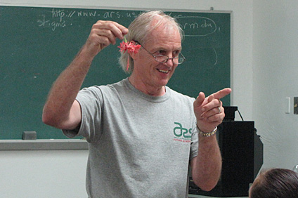 El doctor Craig Wilson, director del Programa Futuros científicos, dictó un día completo de talleres a los maestros.