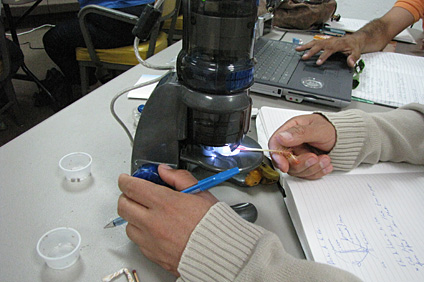 Cada uno de los maestros recibió  un microscopio digital para su uso con sus estudiantes.