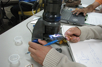 Cada uno de los maestros recibió un microscopio digital para su uso con sus estudiantes.