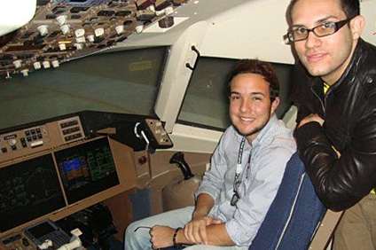 Desde la izquierda Jorge Herrera y Juan Quiñones, estudiantes de la Facultad de Ingeniería del RUM.