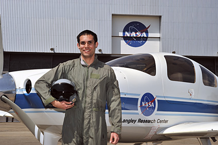 Juan Quiñones, de Ingeniería Eléctrica labora en el Laboratorio de Robótica del NASA-LaRC.