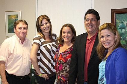 Maestras de escuela superior junto a los doctores Juan López Garriga y Miguel Castro.