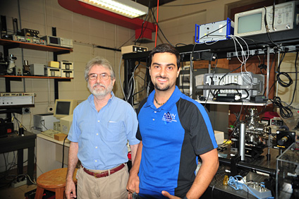 Desde la izquierda, el profesor Félix Fernández del Departamento de Física, junto al doctor Sepúlveda.