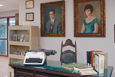 La doctora Josefina Rivera, junto a su esposo, Manuel Álvarez Nazario, donó su biblioteca privada en la que se recoge toda una vida dedicada al estudio de la literatura y la lingüística.
