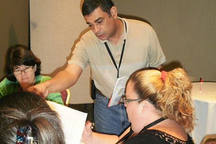 El profesor Yuri Rojas, de Matemáticas, durante uno de los adiestramientos ofrecidos a maestros.