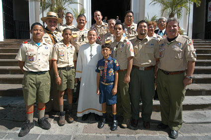 Los niños y jóvenes de la Tropa 39 realizan diferentes viajes durante el año para conocer algunas de las personalidades del país, como el que hicieron a San Juan en días pasados en el que conocieron al Arzobispo Roberto González Nieves.